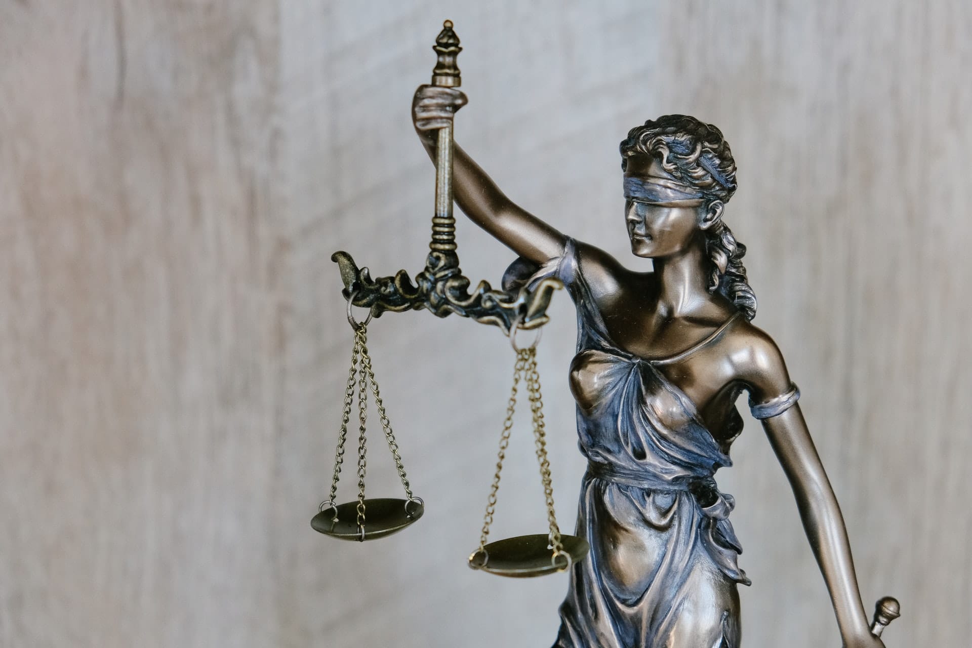 right against self-incrimination - justice with scales