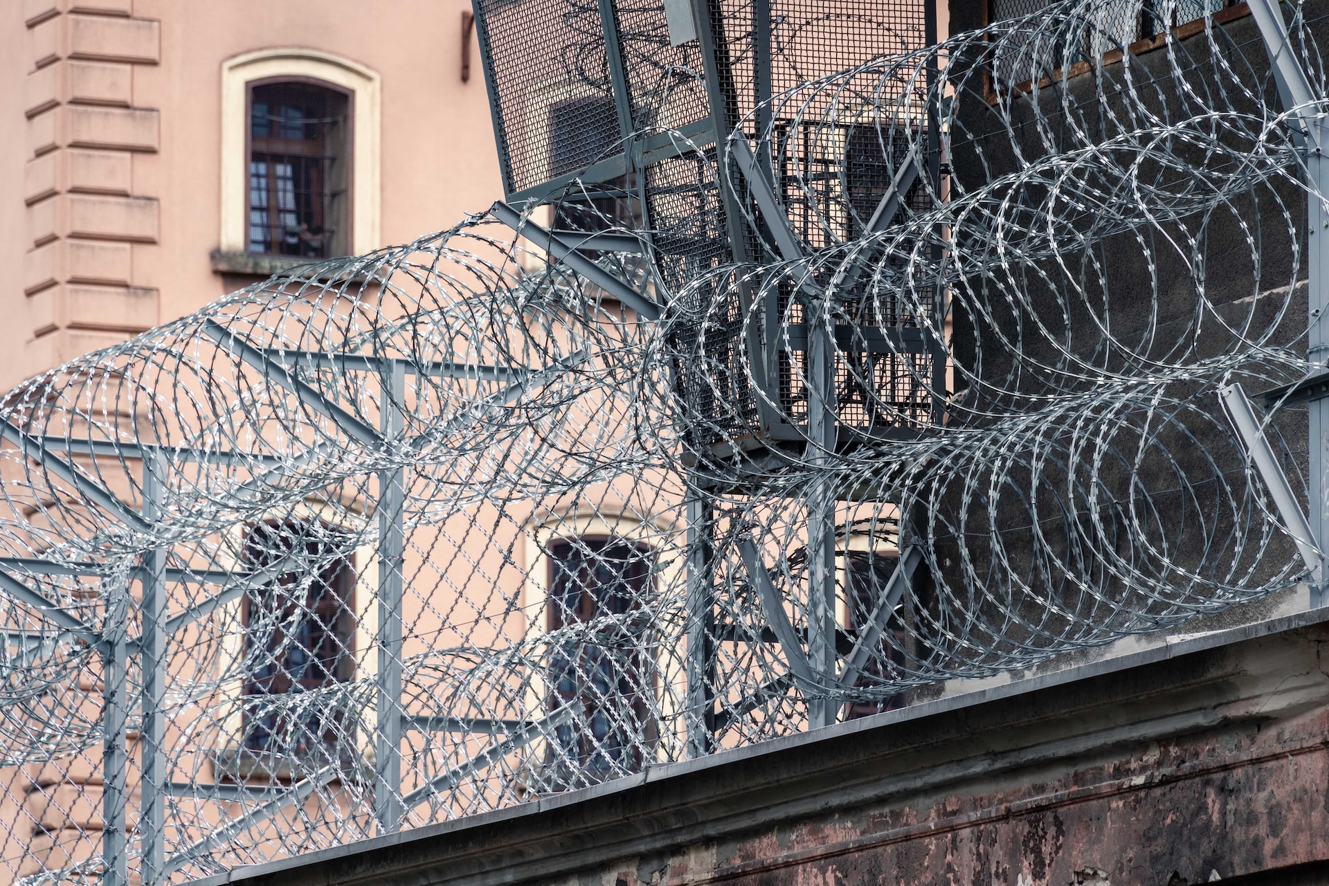 prison with barbed wire - capital punishment in Arizona